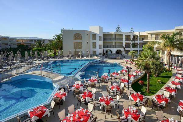 Außenbereich des Vantaris Palace Hotels mit Swimmingpool, Sonnenliegen und Restaurants.
