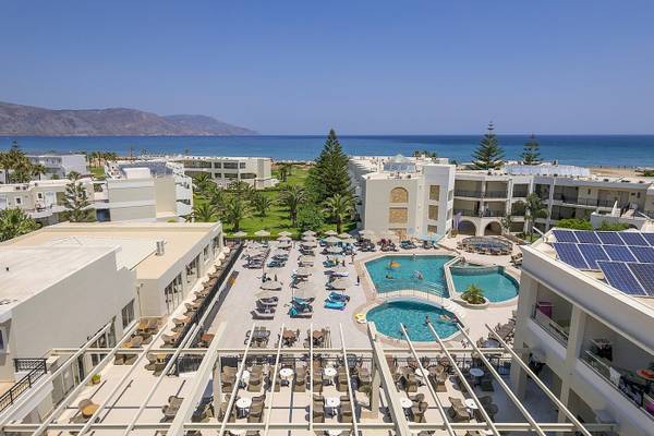 Luftaufnahme des Vantaris Palace Hotels mit Swimmingpool, Sonnenliegen und Blick auf das Meer