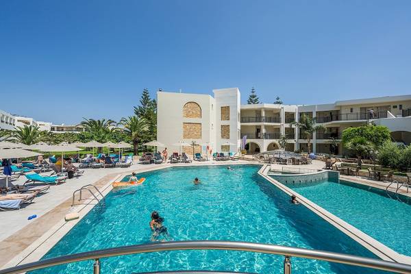 Außenpoolbereich des Vantaris Palace Hotels mit mehreren Gästen, die in verschiedenen Positionen entspannen.