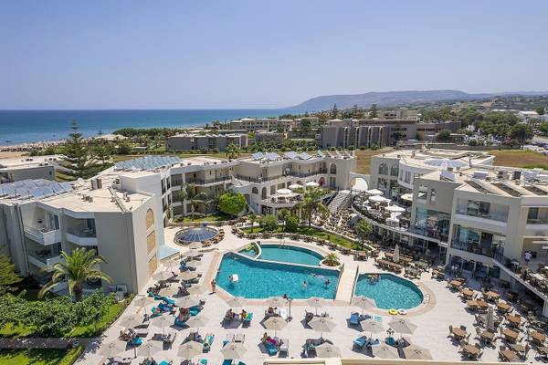 Außenansicht des Vantaris Palace Hotels mit Swimmingpool und Gästebereichen.