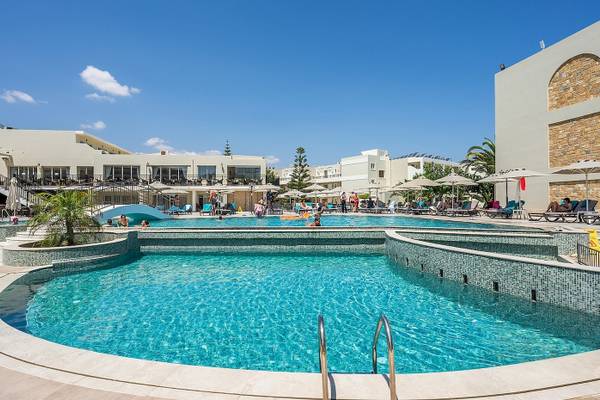 Poolbereich im Vantaris Palace Hotel mit Sonnenschirmen und Liegestühlen.
