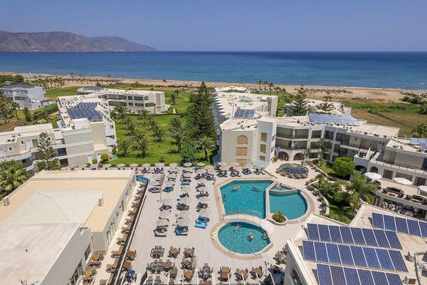 Luftaufnahme des Vantaris Palace Hotels mit Pool und Sonnenkollektoren.