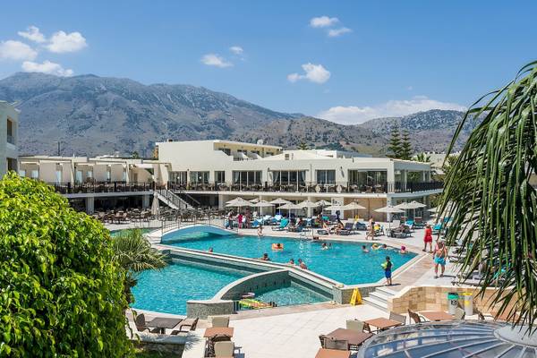 Außenpoolbereich des Vantaris Palace Hotels mit Gästen und Bergen im Hintergrund
