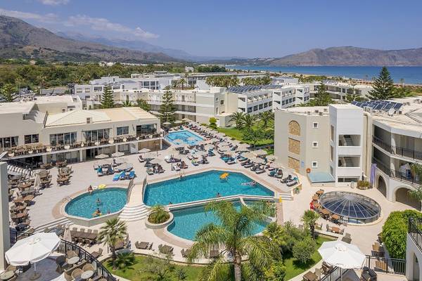 Luftaufnahme des Vantaris Palace Hotels mit Swimmingpools, Liegestühlen und Sonnenschirmen.