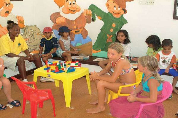 Kindergruppe im Southern Palms Beach Resort, die mit Legos spielt.