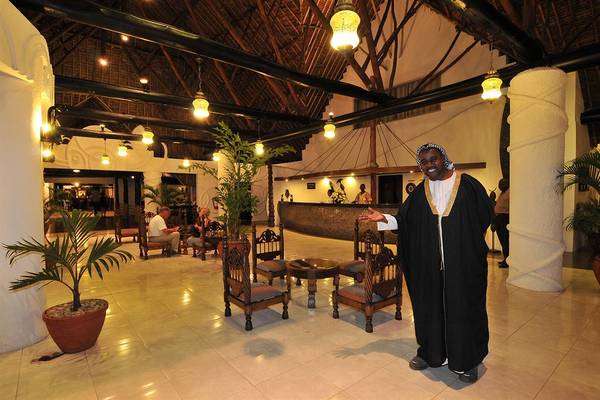 Lobby des Southern Palms Beach Resorts mit Gäste, Holzmöbel und Beleuchtung