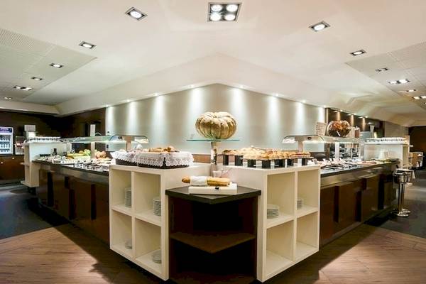 Frühstücksbuffet im Colonial Barcelona Hotel mit verschiedenen Gerichten und Dekoration