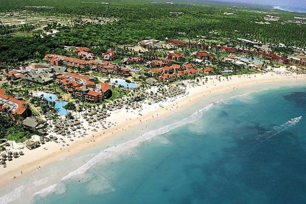 Luftaufnahme des Punta Cana Princess Hotels mit Strand, Pools und tropischen Palmen.