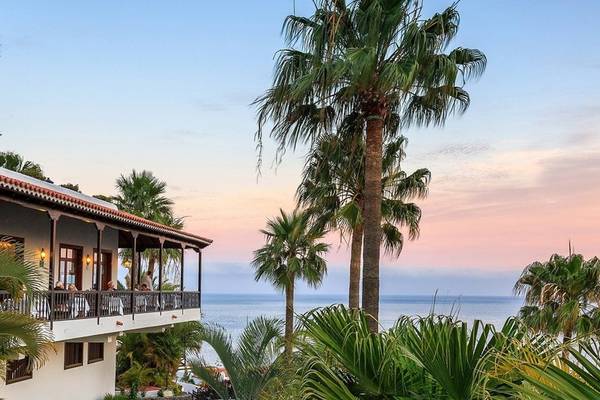 Balkon des Jardin Tecina Hotels mit Meerblick und Palmen