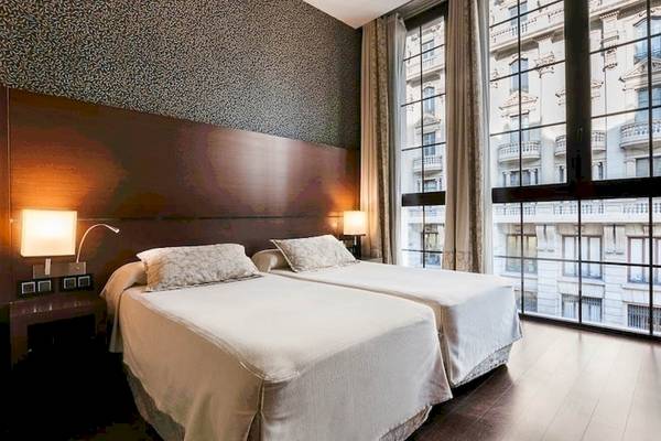 Doppelbett-Zimmer im Colonial Barcelona Hotel mit moderner Einrichtung.