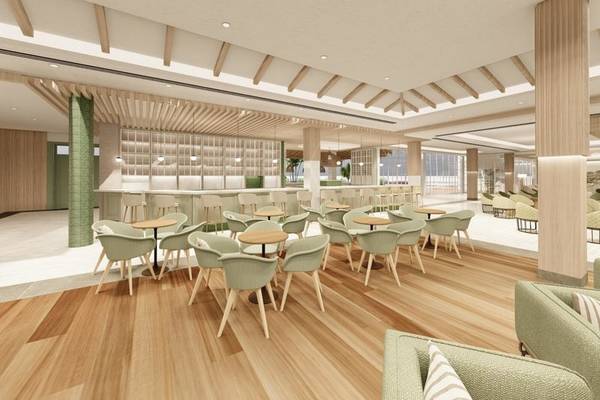 Innenbereich des Jardin Tecina Hotels mit grünen Stühlen, hölzernen Tischen und einer Bar.