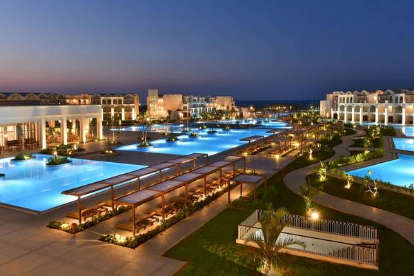 Abendansicht des Steigenberger Resorts Alaya mit Swimmingpools und Gebäuden.