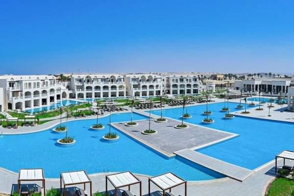 Luftaufnahme des Steigenberger Resort Alaya mit großem Hauptpool und umliegenden Gebäuden.