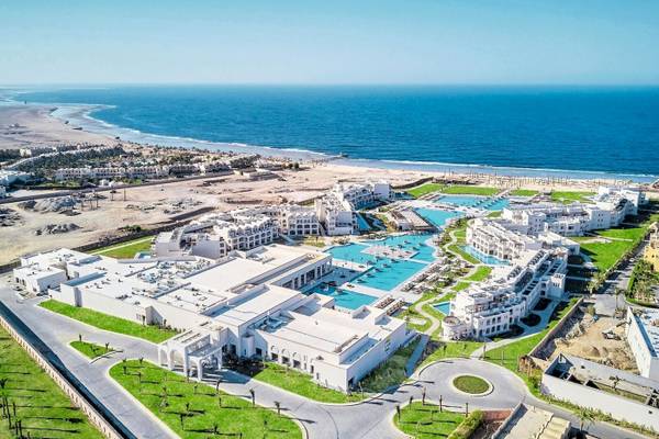 Luftaufnahme des Steigenberger Resorts Alaya mit mehreren Swimmingpools und Gebäuden am Meer