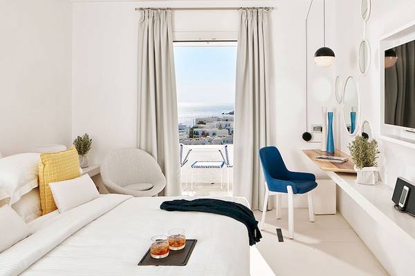 Innenansicht eines Zimmers im Myconian Ambassador Hotel mit Blick auf das Meer.
