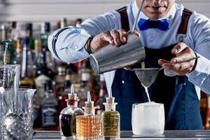 Barkeeper bereitet einen Cocktail in der Bar des Myconian Ambassador Hotels zu.