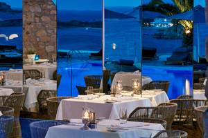 Restaurantbereich des Myconian Ambassador Relais & Chateaux mit Blick auf den Pool