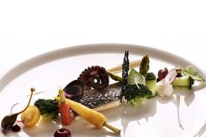 Gegartes Lachsfilet mit Gemüse auf dem Myconian Ambassador Relais & Chateaux
