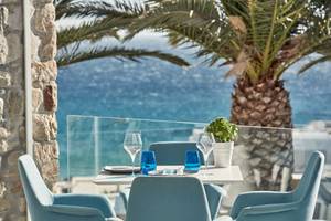 Tisch im Myconian Ambassador Hotel mit Blick auf das Meer