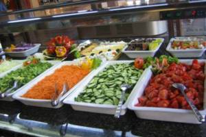 Buffet mit verschiedenen Salaten im Djerba Holiday Beach Hotel.