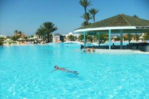 Djerba Holiday Beach Hotelpool mit Palmenbäumen und Schwimmenden