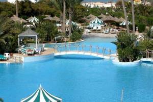 Außenpool des Djerba Holiday Beach Hotels mit Brücke und Sonnenschirmen