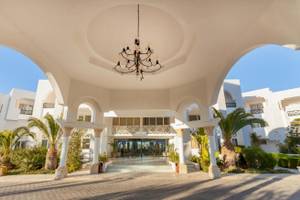 Eingangsbereich des Djerba Holiday Beach Hotels mit Arkaden und Palmen