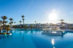 Djerba Holiday Beach Hotel mit Pool, Palmen und Sonnenschein