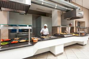 Buffet im Restaurant des Djerba Holiday Beach Hotels mit Köchen und Speisen.