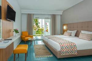 Zimmer im Djerba Holiday Beach Hotel mit zwei Betten, Fernseher und Balkon.