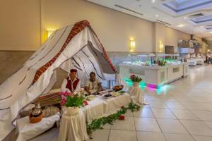 Buffettisch im Djerba Holiday Beach Hotel mit zwei Personen, die servieren.