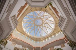 Innenansicht des Djerba Holiday Beach Hotels mit einer runden, verglasen Kuppel.