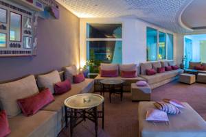 Lounge-Bereich im Djerba Holiday Beach Hotel mit Sofas und Tischen.