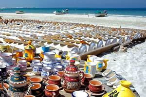 Djerba Holiday Beach Strand mit vielen Keramikgeschirr im Sand