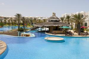 Außenpool des Djerba Holiday Beach Hotels mit Terrasse und Sonnenschirmen