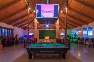 Billardtisch in der Poolhalle des Djerba Holiday Beach Hotels mit einer großen Leinwand und buntem Licht.