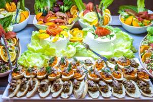 Buffet-Tisch im Djerba Holiday Beach Hotel mit verschiedenen Salaten und Häppchen.