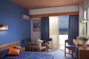 Hotelzimmer im Irene Palace Beach Resort mit Blick auf das Meer.