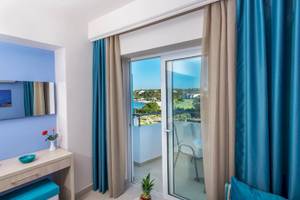 Zimmer im Irene Palace Beach Resort Hotel mit Blick auf den Balkon und die Aussicht.