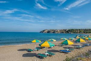 Sonniger Strand des Irene Palace Beach Resort mit vielen Liegen und Sonnenschirmen