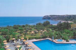 Luftaufnahme des Irene Palace Beach Resorts mit Blick auf den Pool, den Strand und das Meer.