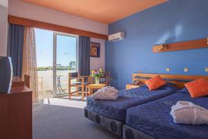 Doppelzimmer im Irene Palace Beach Resort mit zwei Betten, Balkon und Klimaanlage.