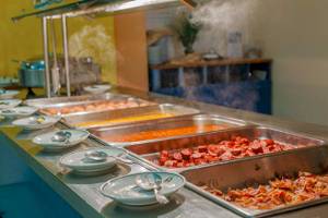 Buffet-Tisch im Irene Palace Beach Resort mit verschiedenen Gerichten.