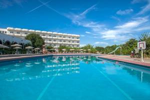 Außenpool des Irene Palace Beach Resort Hotels mit Sonnenschirmen und Spielplatz.