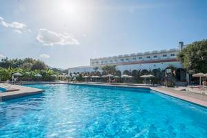 Außenpool des Irene Palace Beach Resorts an einem sonnigen Tag.