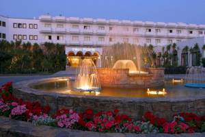 Eingang des Irene Palace Beach Resorts mit Springbrunnen und Blumenbeet.