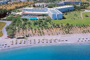 Luftaufnahme des Irene Palace Beach Resort mit Pool und vielen Sonnenschirmen am Strand.