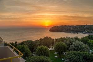 Sonnenuntergang am Strand des Irene Palace Beach Resorts mit Blick aufs Meer