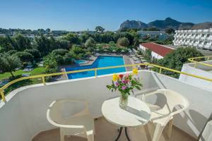 Terrasse des Irene Palace Beach Resorts mit Blick auf einen Pool und Blumen