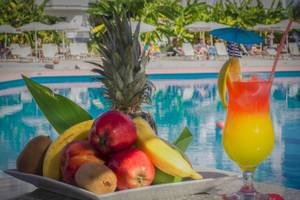 Früchte und Cocktail neben dem Pool im Irene Palace Beach Resort.